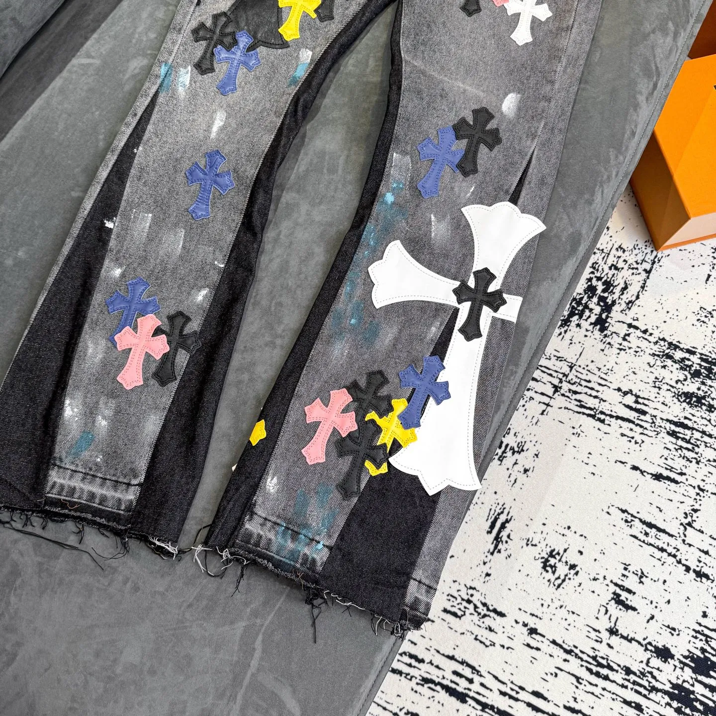 P340 top version GALLERY DEPT & Chrome hearts washed jeans with co-branded blue, yellow, black, white and multi-color stitching. Really restores the ultimate vintage texture. Three-dimensional version. Loose and comfortable, not picky about body shape. Makes taller and slimmer. Factory Seiko. Original factory quality control. Same style for men and women. Can be matched with couples. Versatile recommendation. Must-have jeans for all seasons. Fashionistas have been disappointed. From the quality selection of fabrics, the tailoring of details, and the matching of patterns, they are all impeccable! The upper body is so handsome when worn...it can be easily worn by men, women and children! The craftsmanship is made of heavy-duty washed pure cotton denim fabric. After washing, it is soft and thick and looks very stylish when worn. Color: black Size: 28 30 32 34 36
